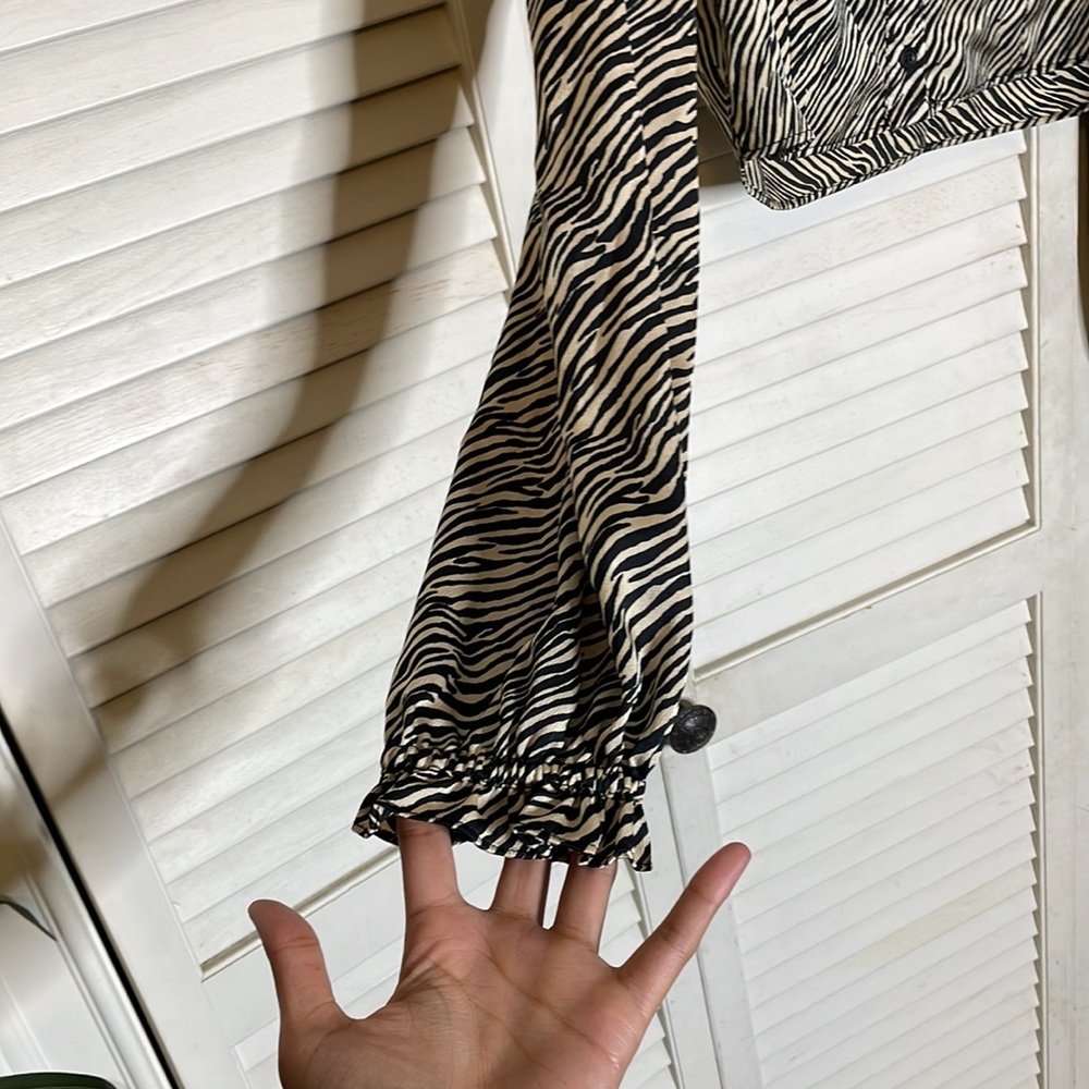 Zebra Crop Button Top - Picture 4 of 4